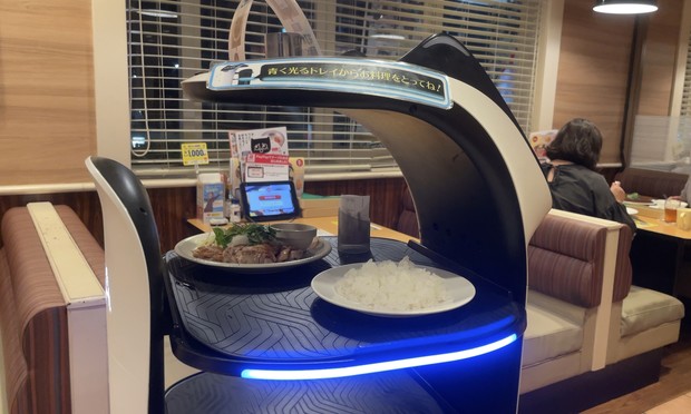 猫型配膳ロボットのトレー部。ライスと鶏のグリル焼きが置いてある。