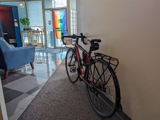 オフィス内のオープンスペースにとめた自分の通勤用ロードバイク。