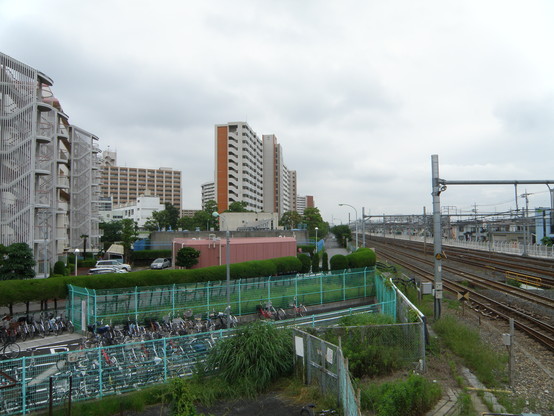 2011-0608 蕨駅北側から南浦和方面を眺める