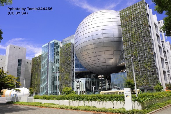 名古屋市科学館の外観。建物中央に
巨大な球体部分があり。