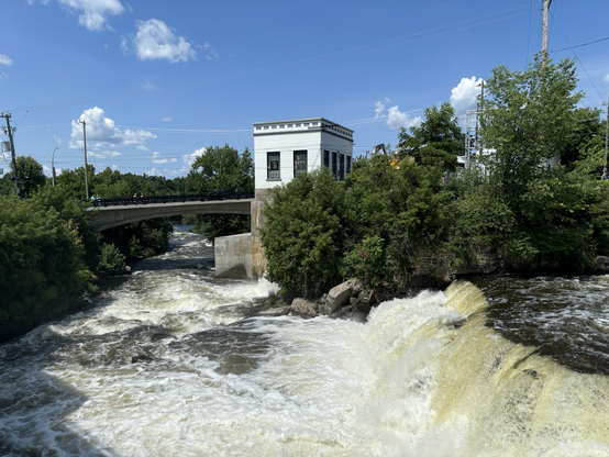 La rivière Mississippi traversant le village d’Almonte en Ontario au Canada.