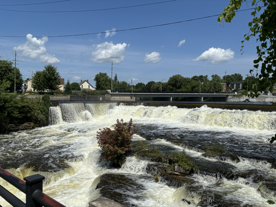 Les chutes de la rivière Mississippi au centre d’Almonte en Ontario , Canada.