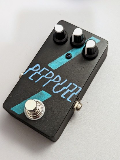 A diy bass pedal effect, named 'Peppuzz'