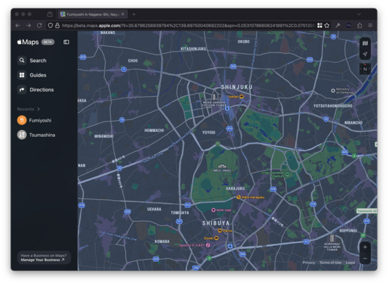 Firefox Developer Edition で Apple Maps の Web ベータ版を開いたスクリーンショット。ダークモードの地図が表示されている。