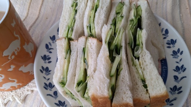 角食と呼ばれるパンを４枚切って作った胡瓜のサンドイッチの画像