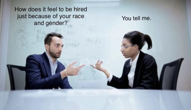 机に白人男性と黒人女性が向き合って座っている。以下は二人の会話。

白人男性: 「人種と性別のおかげで仕事にありつけるってどんな気分？」
黒人女性: 「ぜひ教えてもらいたいわ」