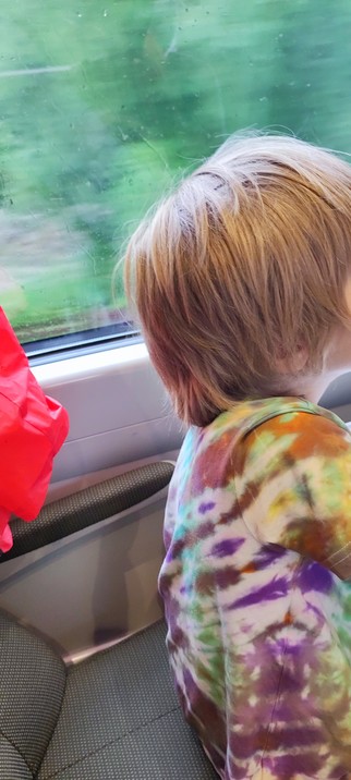 Zdjęcie mojego dziecka siedzącego w pociągu przy oknie w nawiazaniu do mojego wpisu