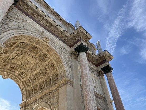 Vu du haut de l'arc de Triomphe au Carrousel du Louvre avec un beau ciel bleu qui met en valeur la couleur claire de la pierre du bâtiment.