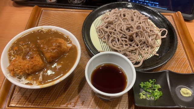 とんから亭の盛り蕎麦とミニカツ丼。カツ丼にはカレーがかかってます。