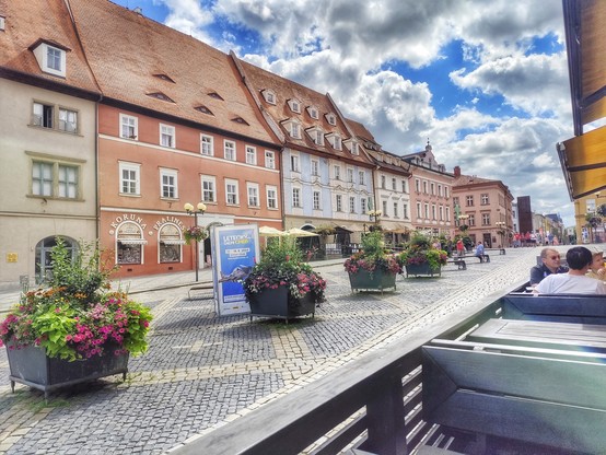 Straße in der tschechischen Stadt Cheb von der Terrasse eines Restaurants aus gesehen.