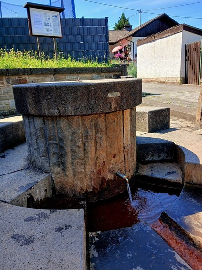 Oberzissen : source d'eau ferrugineuse / Mineral water Spring