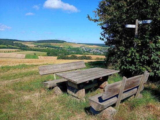 Petite pause sympathique sur les hauteurs de Dedenbach / Nice place for a short break on the highs of Dedenbach.