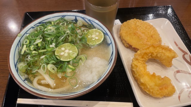 丸亀製麺のすだちおろしうどんとサツマイモの天ぷらとイカの天ぷら。