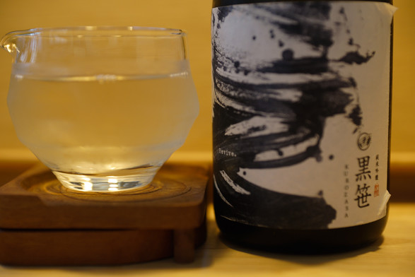 left: katakuti, reisyu in small sake lipped glass bowl
right: KUROZASA Revive Zyunmaiginzyou bottle