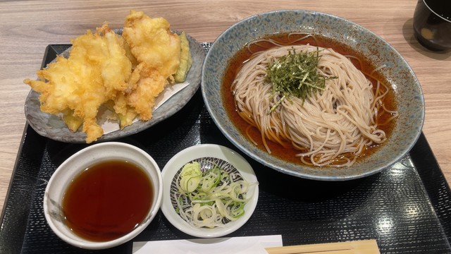 とり天盛りとぶっかけ蕎麦。薬味のネギとワサビ。