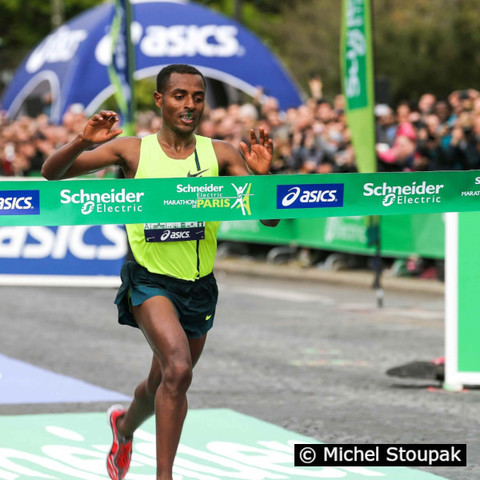 BLOG STOUPAK. Dim 06.04.2014. MISE À JOUR. Le marathon de Paris 2014 – 4 pages. http://jfsaby.com/blogs/index.php/stoupak/tJ9 Article et photoblog modifiés. 61 PHOTOS. L’Ethiopien Kenenisa Bekele a réussi l’exploit de remporter la 38e édition du marathon de Paris, le premier marathon de sa carrière, en établissant un nouveau record de l’épreuve. À 31 ans, le plus grand coureur de fond de l’histoire…