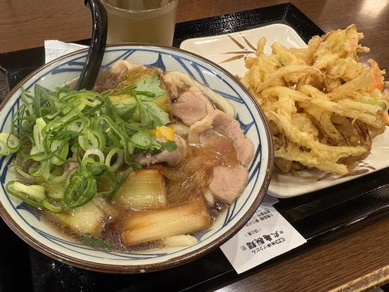 丸亀製麺のカモネギうどんと野菜のかき揚げ。カモネギうどんには沢山の刻みネギ。